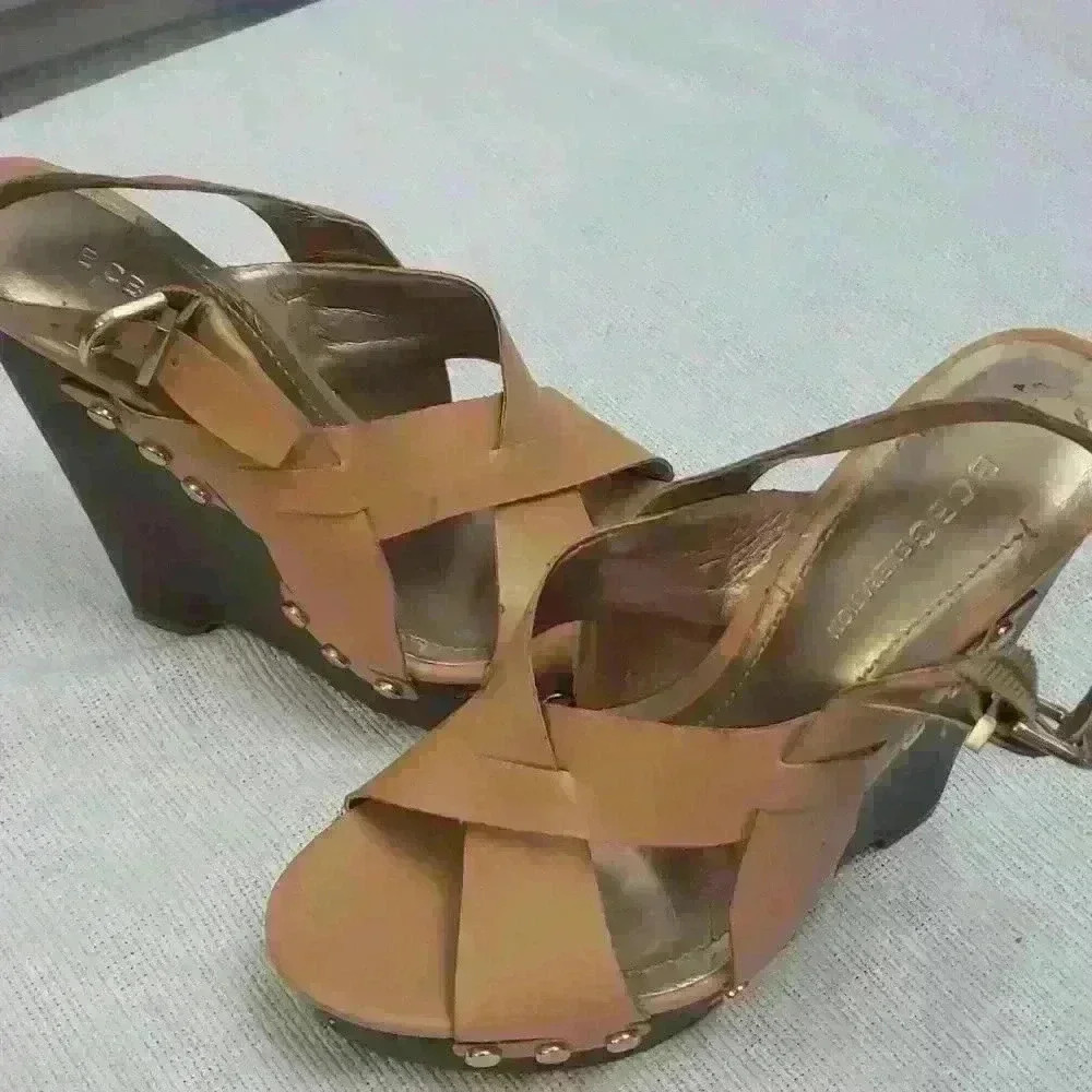 Bcbg Women's tan wooden wedges with gold studs. sz 6